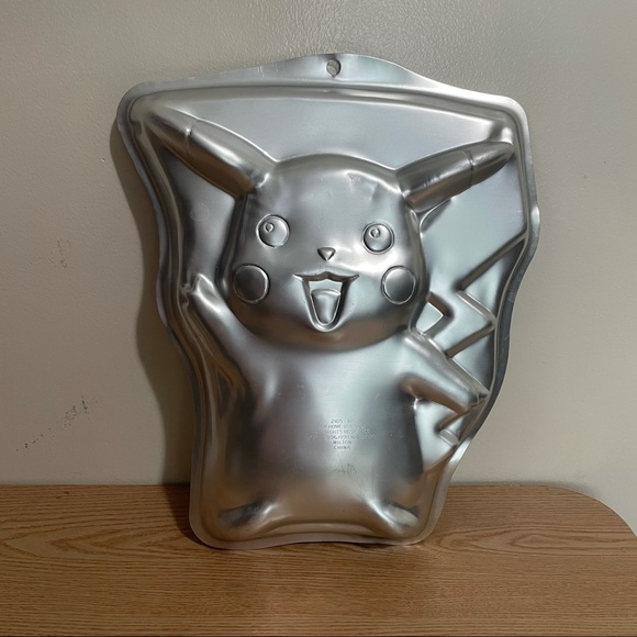 Pikachu 1998 vintage baking pan -dents-